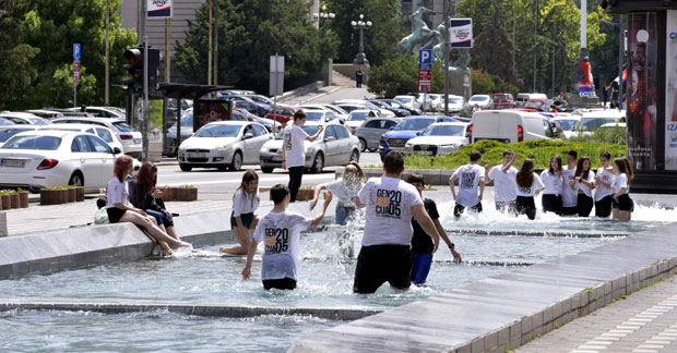 Традиционални крај необичне школске године: Мали матуранти поново у фонтани (ФОТО)